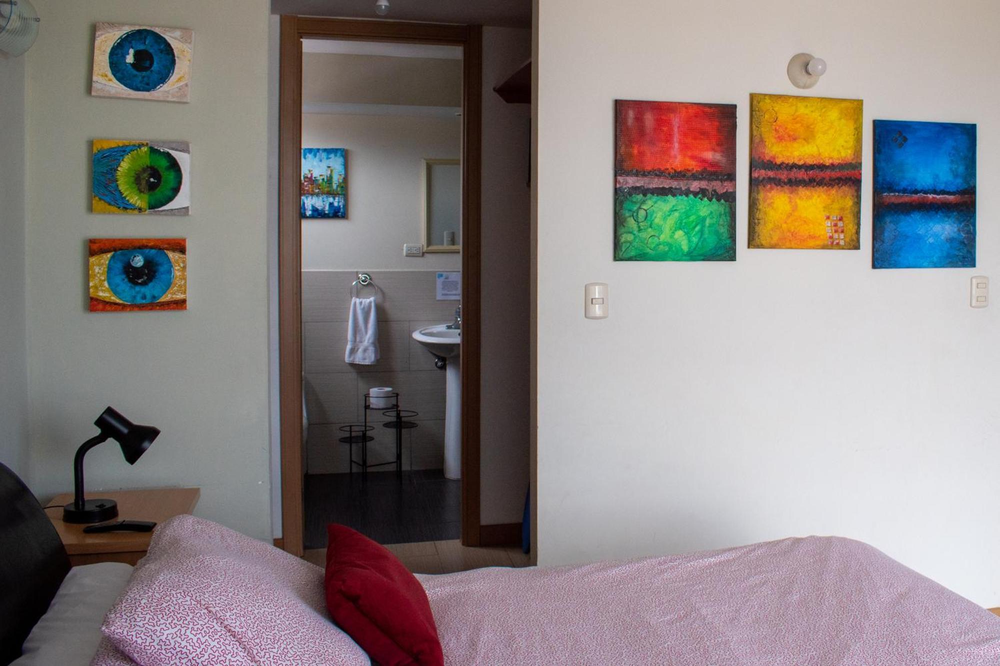 2 Rooms, 1 King Size Bed, 64" Smart Hdtv Guatemala City Eksteriør bilde